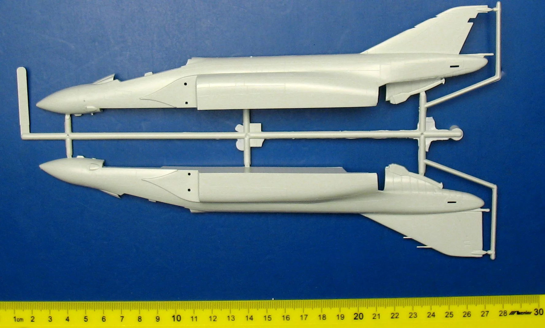 Revell 03941 F-4J Phantom US Navy 6 Revell 03941 F-4J Phantom US Navy - Image 6