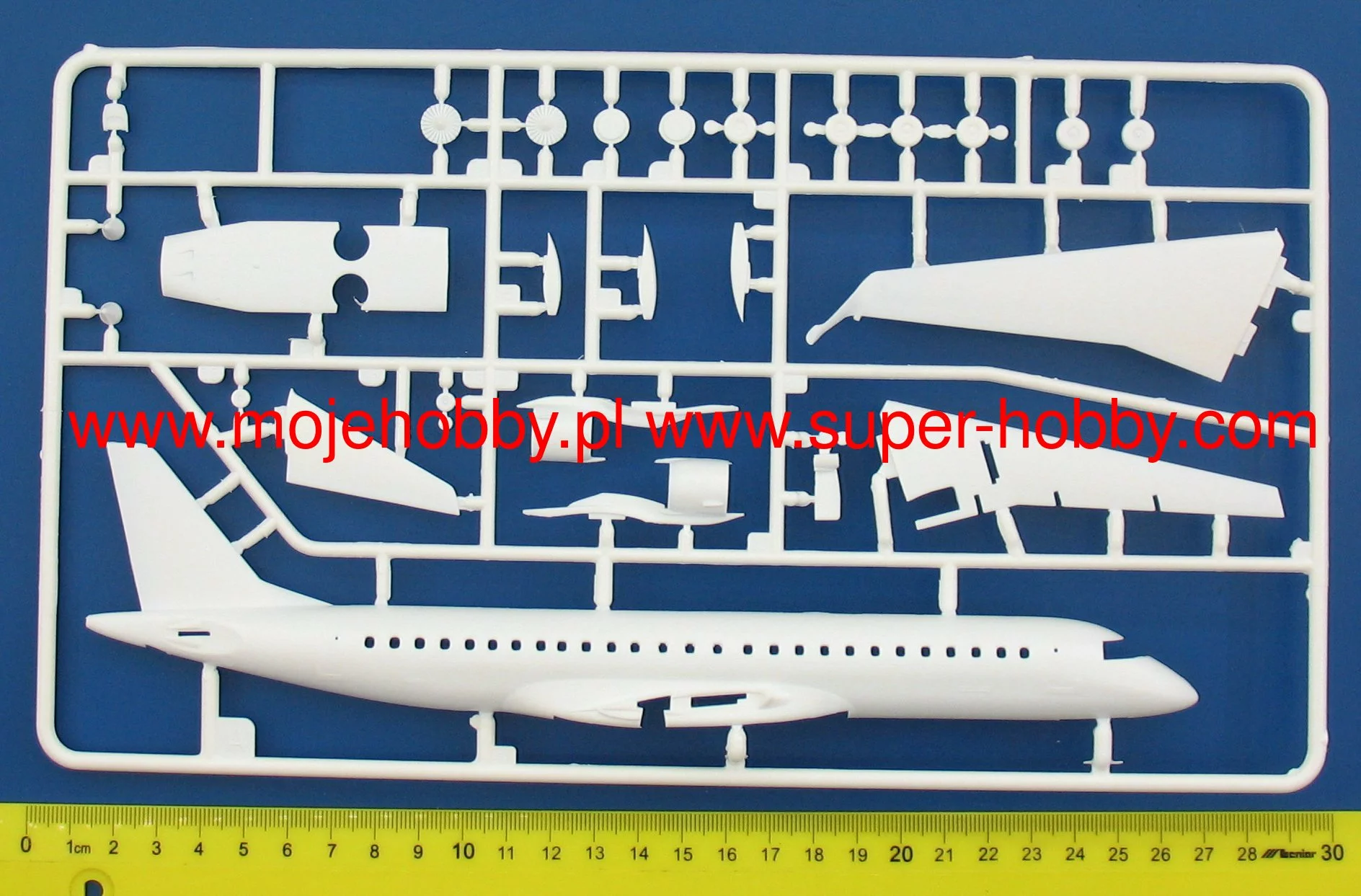 Revell 03883 Embraer 190 Lufthansa "New Livery" 5 Revell 03883 Embraer 190 Lufthansa "New Livery" - Image 5