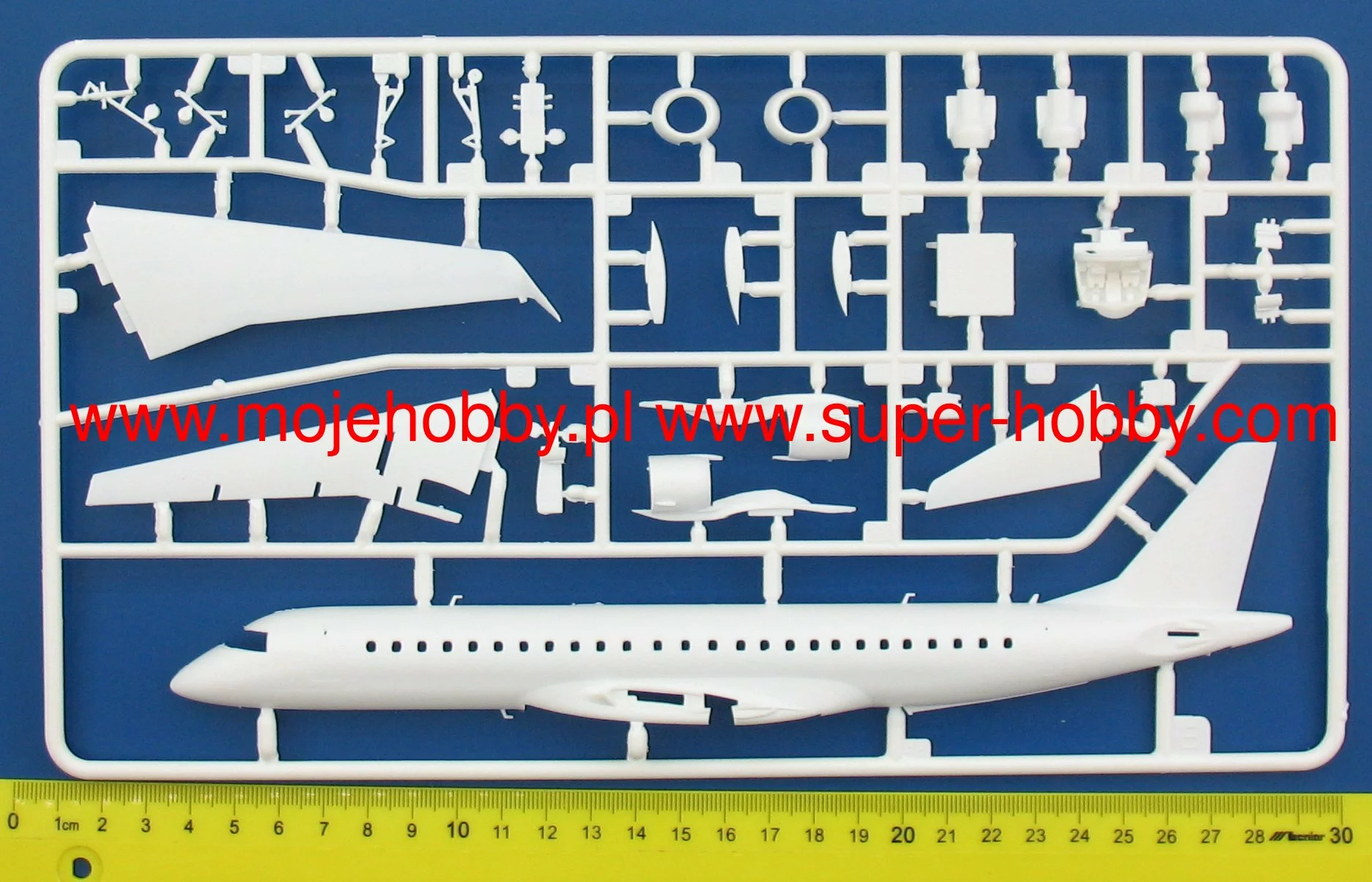 Revell 03883 Embraer 190 Lufthansa "New Livery" 6 Revell 03883 Embraer 190 Lufthansa "New Livery" - Image 6