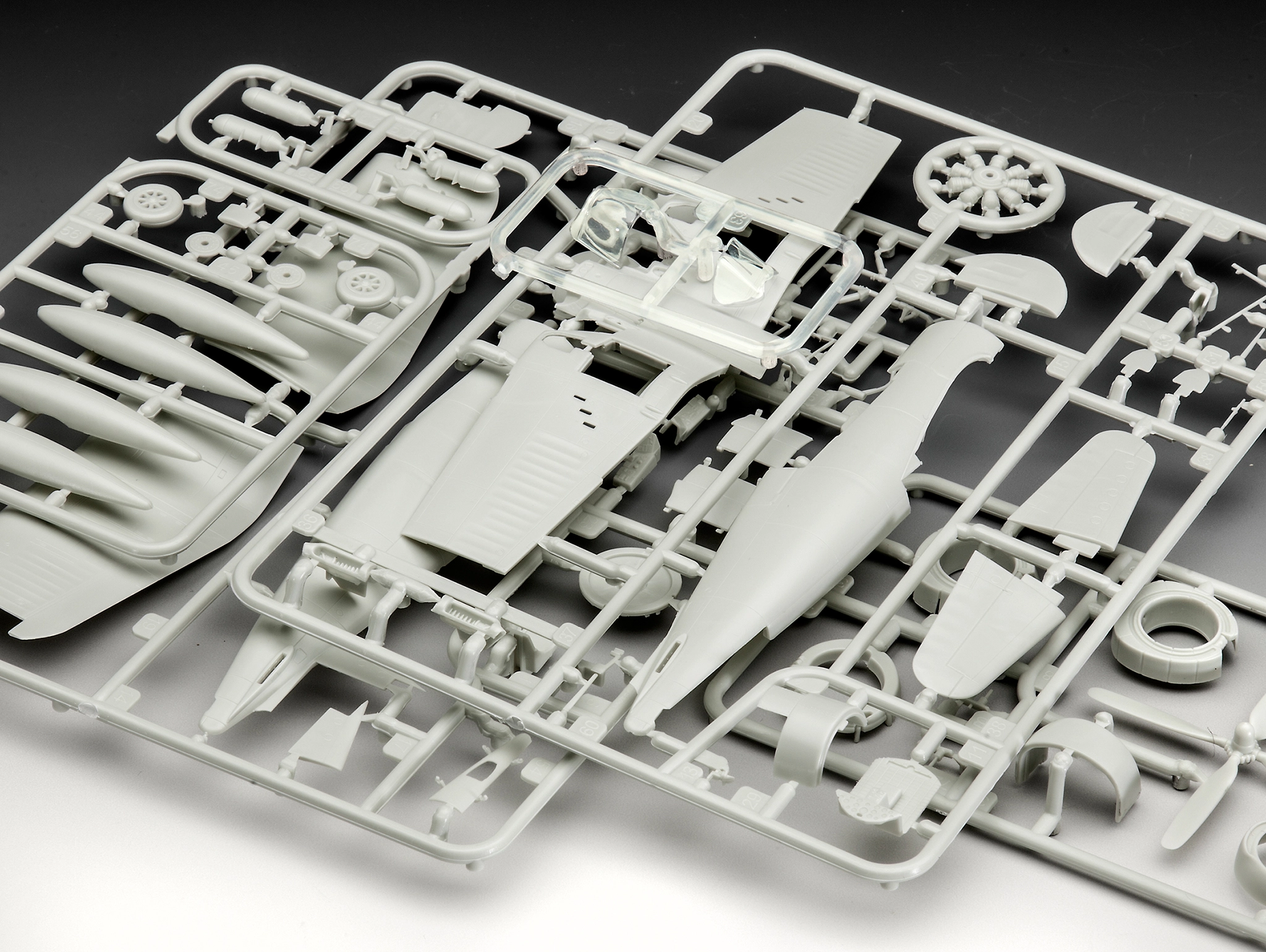 Revell 03955 F4U-4 Corsair 7 Revell 03955 F4U-4 Corsair - Image 7